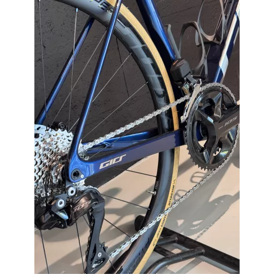 Girs KOM Shimano 105 Di2 - Montage à la carte | Les Équipiers