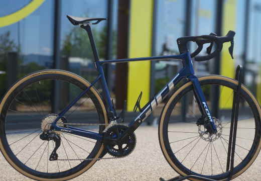 GIRS KOM 👑 : le vélo de grimpeur à la française.